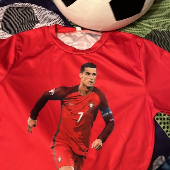 CRISTIANO RONALDO TEE……$30 BOYS SIZE SMALL - Picture 2 of 5